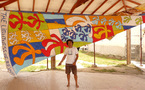 Piaf,artiste surfeur,un pied sur la board une main sur la toile